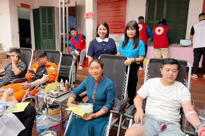 Sa Pa Ward Trade Union and union members and workers participate in blood donation. Photo: Quynh Anh