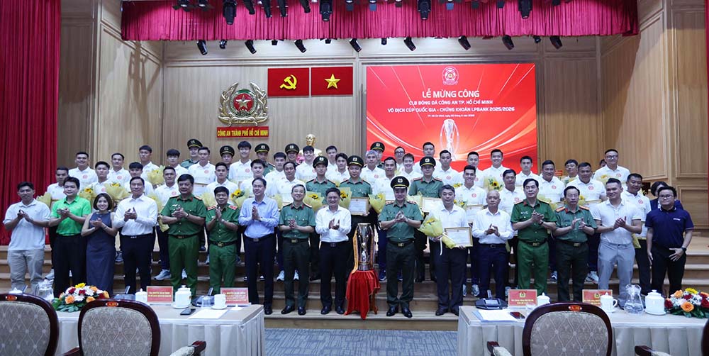 Ho Chi Minh City leaders and Ho Chi Minh City Police congratulate the achievements of the Ho Chi Minh City Police football team. Photo: Ho Chi Minh City Police Club