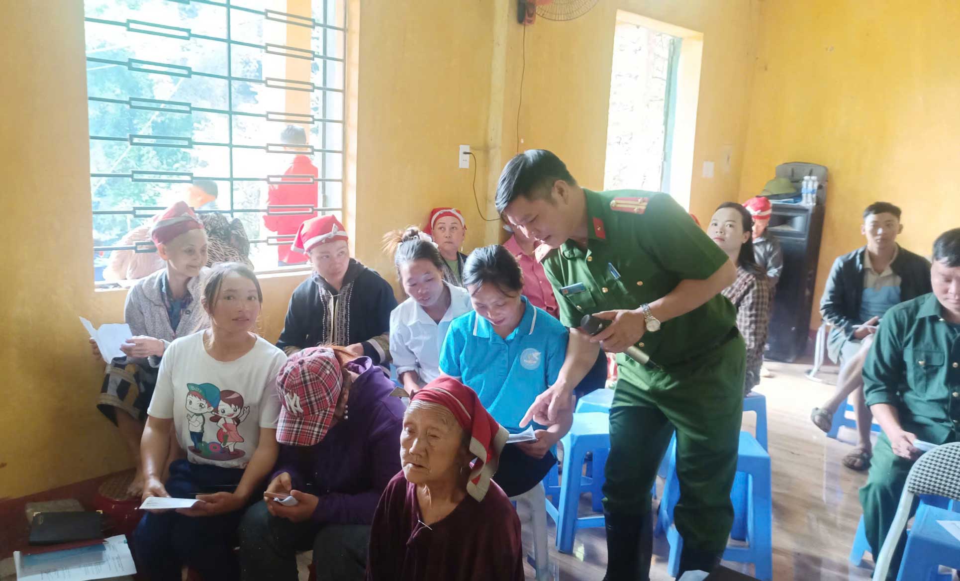 Công an xã Ngũ Chỉ Sơn tuyên truyền pháp luật về phòng, chống ma túy đến người dân thôn Yên Sơn. Arnh: CA Lào Cai