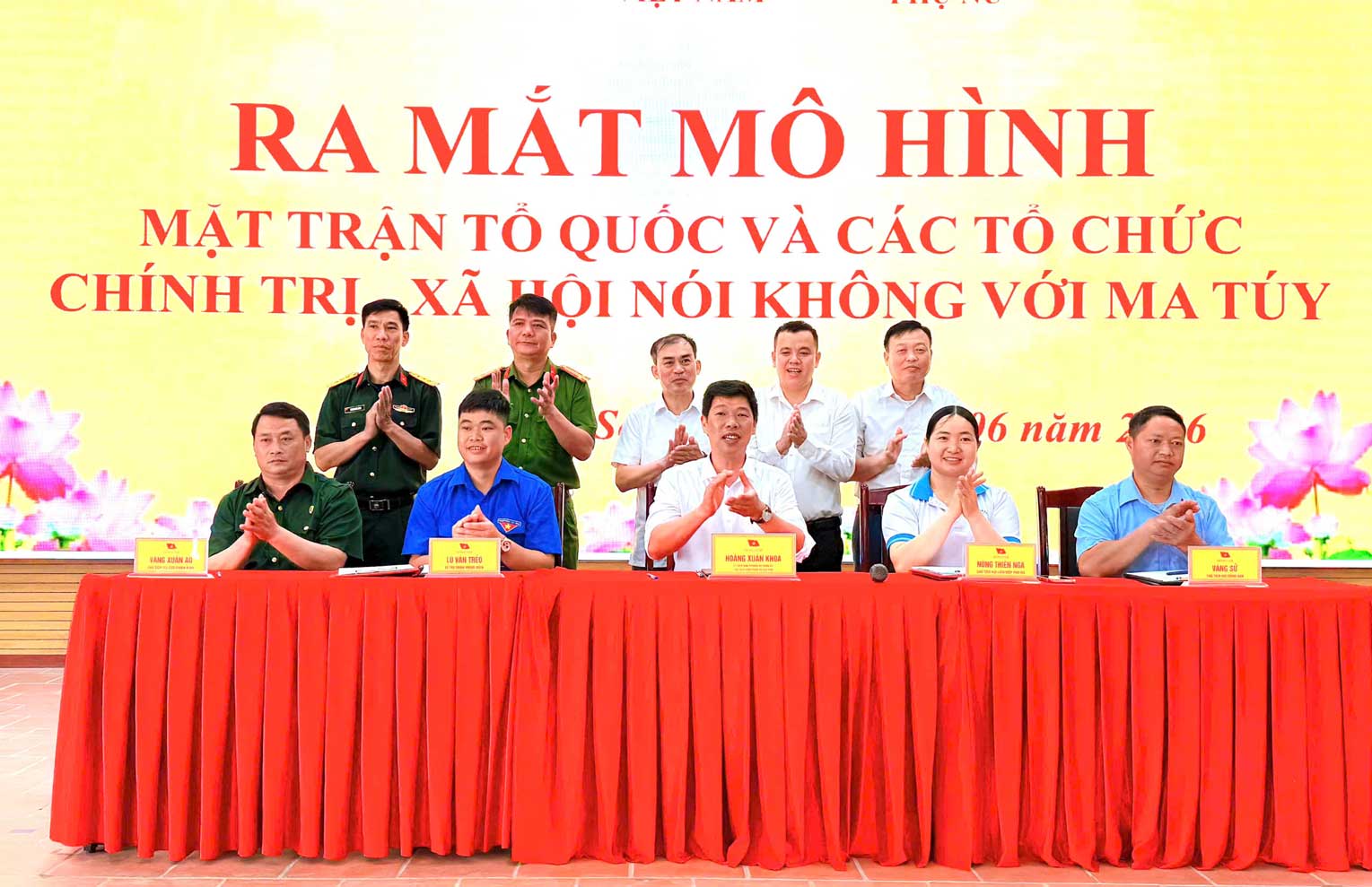 Ra mắt mô hình “Mặt trận Tổ quốc và các tổ chức chính trị - xã hội xã Cao Sơn nói không với ma túy”. Ảnh: CA Lào Cai