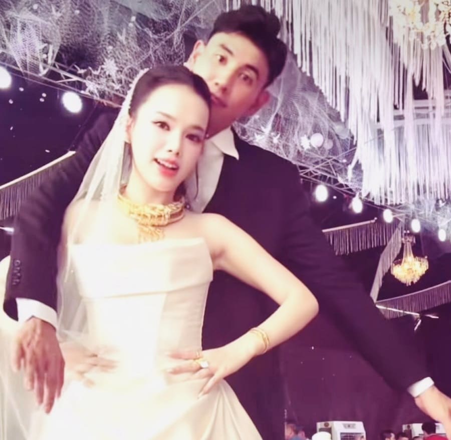 Volleyball master Nguyen Ngoc Thuan with his partner at the family wedding party. Photo: NVCC