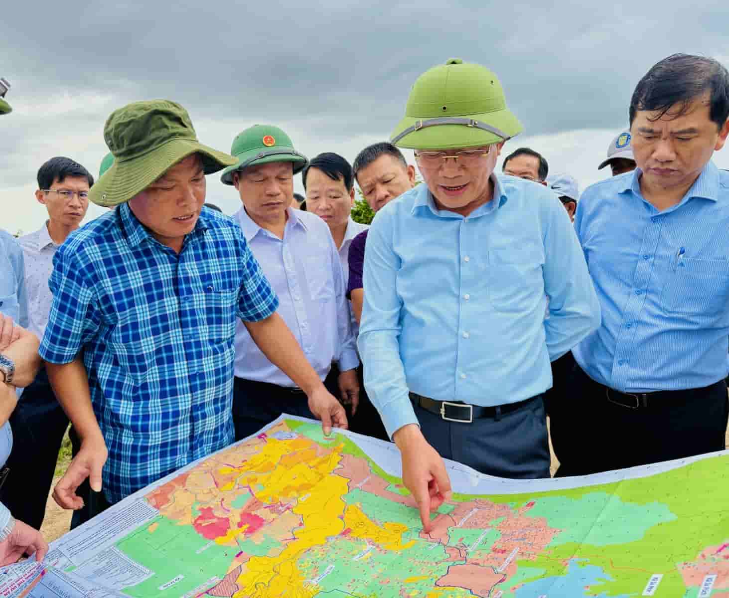 Đoàn công tác tỉnh Gia Lai kiểm tra thực tế hồ chứa, đất đai, quy hoạch. Ảnh: Ngọc Minh