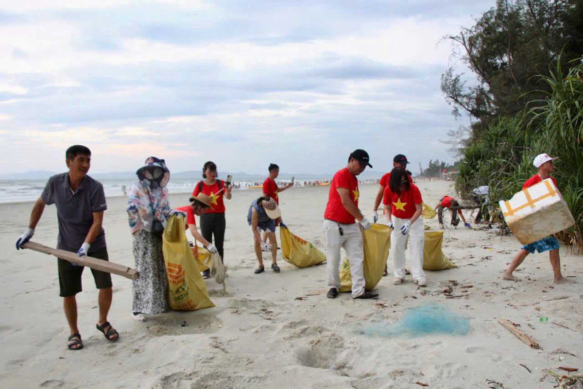 Tourists come to Co To to participate in beach environmental sanitation. Photo: Co To e-Portal