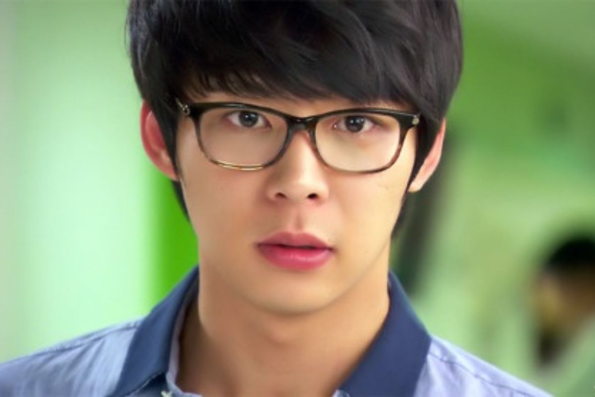 Park Yoo Chun từng là ca sĩ, diễn viên đình đám. Ảnh: Netflix