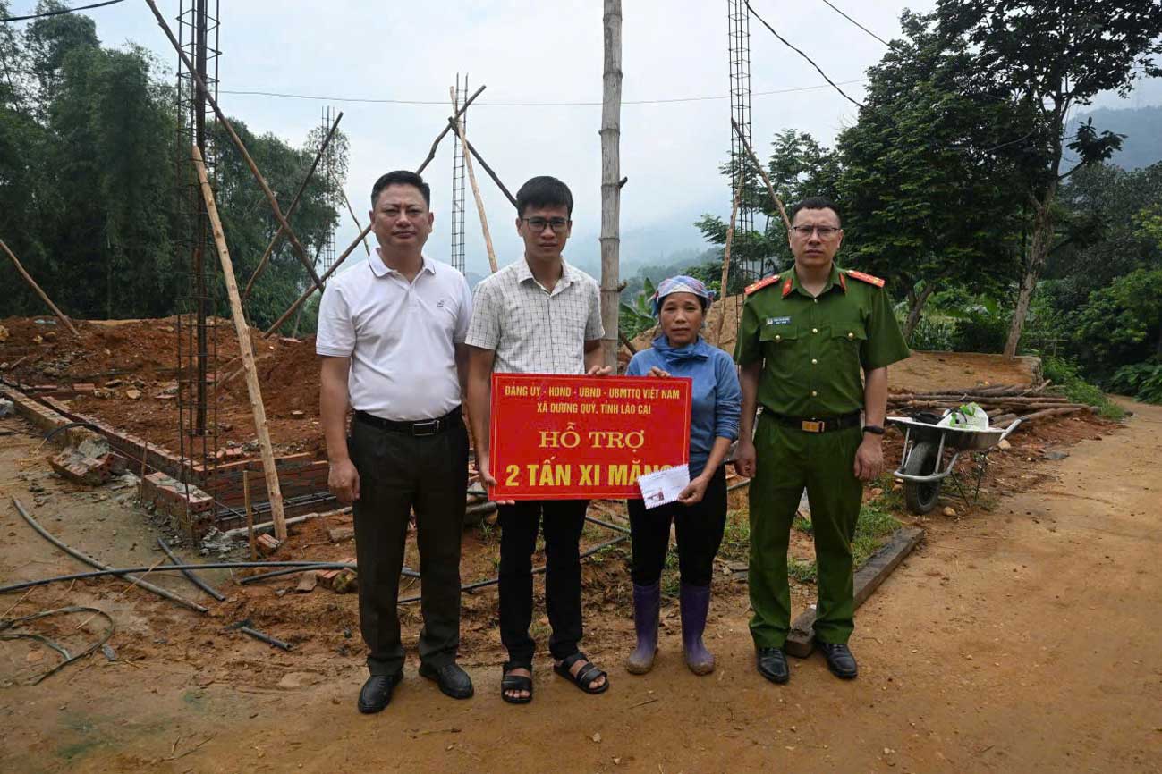 Công an xã Dương Quỳ phối hợp trao hỗ trợ vật liệu xây dựng cho hộ gia đình có hoàn cảnh khó khăn trên địa bàn.