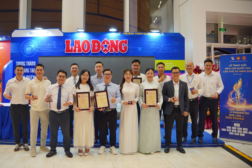 Các nhóm tác giả Báo Lao Động đoạt Giải Báo chí Quốc gia lần thứ XX - năm 2025. Ảnh: Tuấn Anh