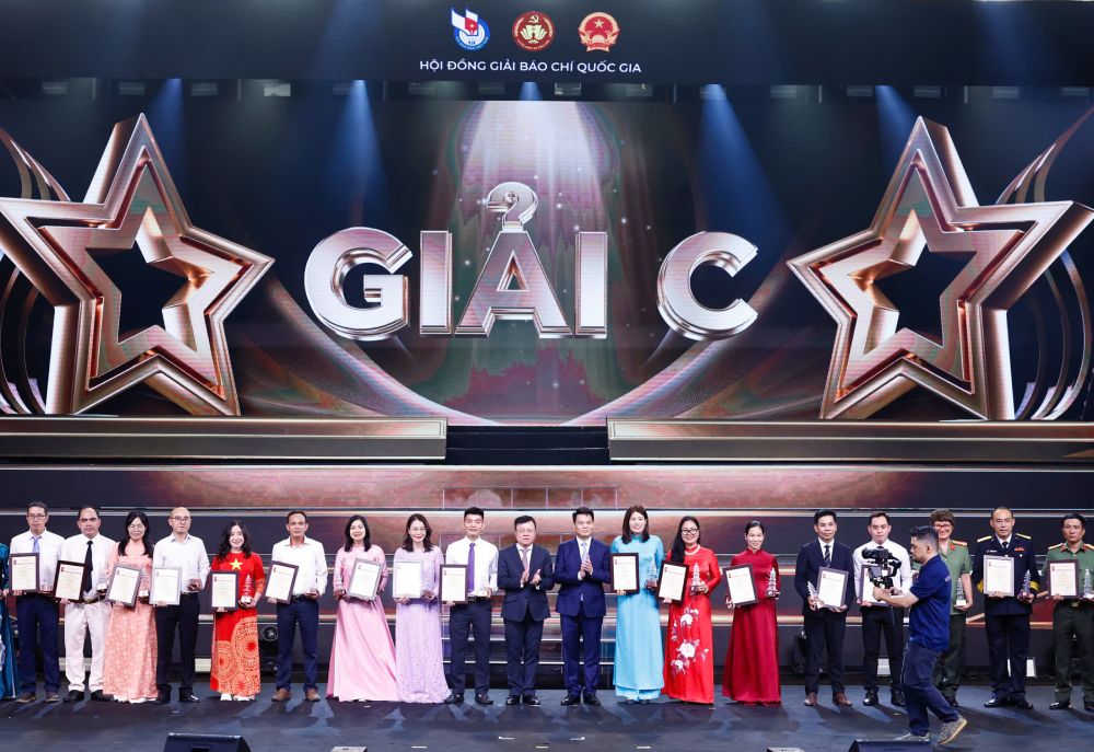 Ủy viên Trung ương Đảng, Bí thư Thành ủy, Trưởng Đoàn đại biểu Quốc hội TP Hải Phòng Lê Ngọc Châu và Ủy viên Trung ương Đảng, Phó Trưởng ban Tuyên giáo và Dân vận Trung ương, Tổng Biên tập Báo Nhân Dân, Chủ tịch Hội Nhà báo Việt Nam, Chủ tịch Hội đồng Giải báo chí Quốc gia Lê Quốc Minh trao giải C cho các tác giả, nhóm tác giả đoạt giải. Ảnh: Mai Hương