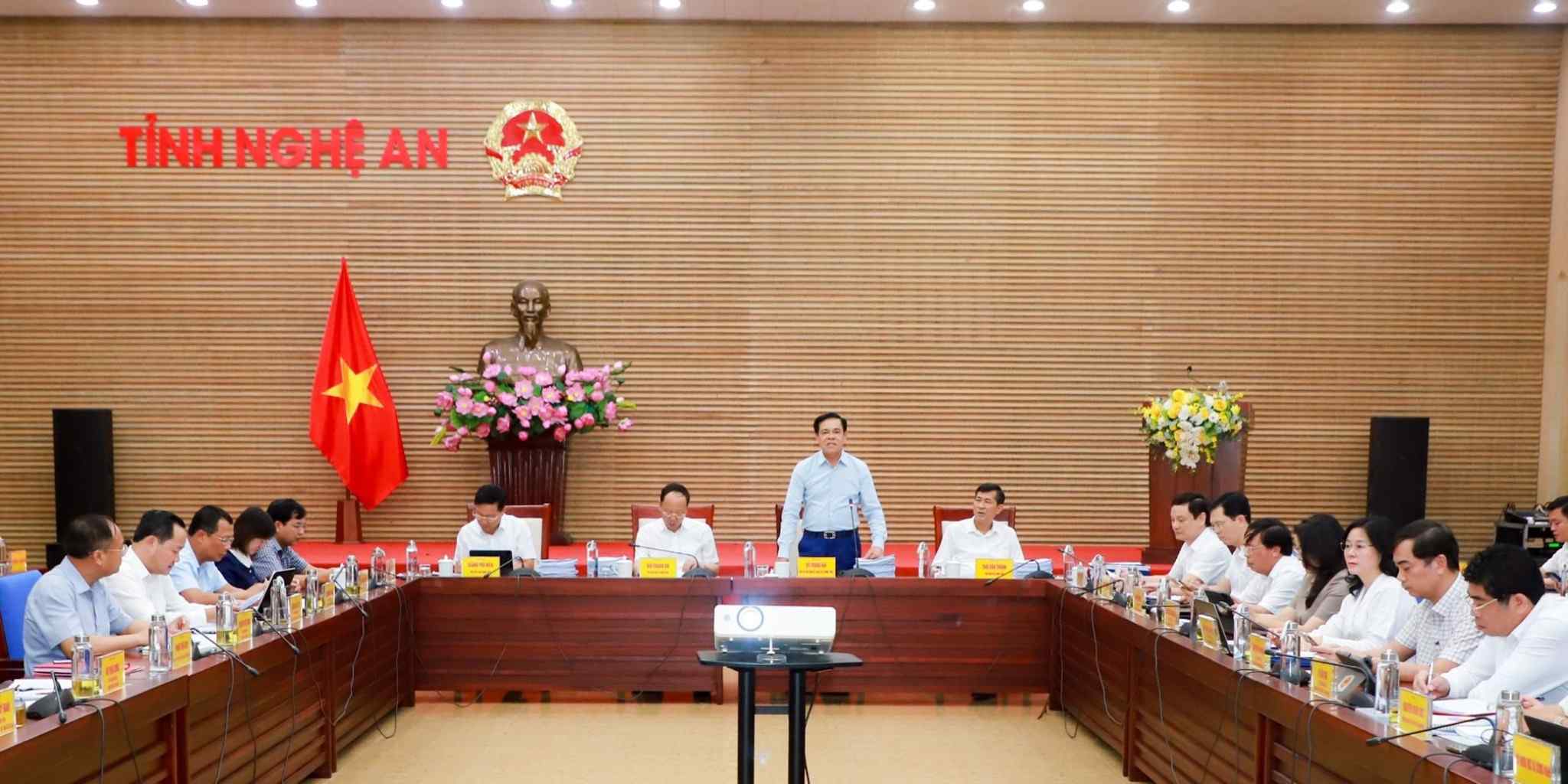 ゲアン省人民委員会は、1,771のブロック、集落、村、集落を削減する予定である。同時に、基礎党支部書記の基準に関する新しい規制を発行する。写真:ゴック・アイン