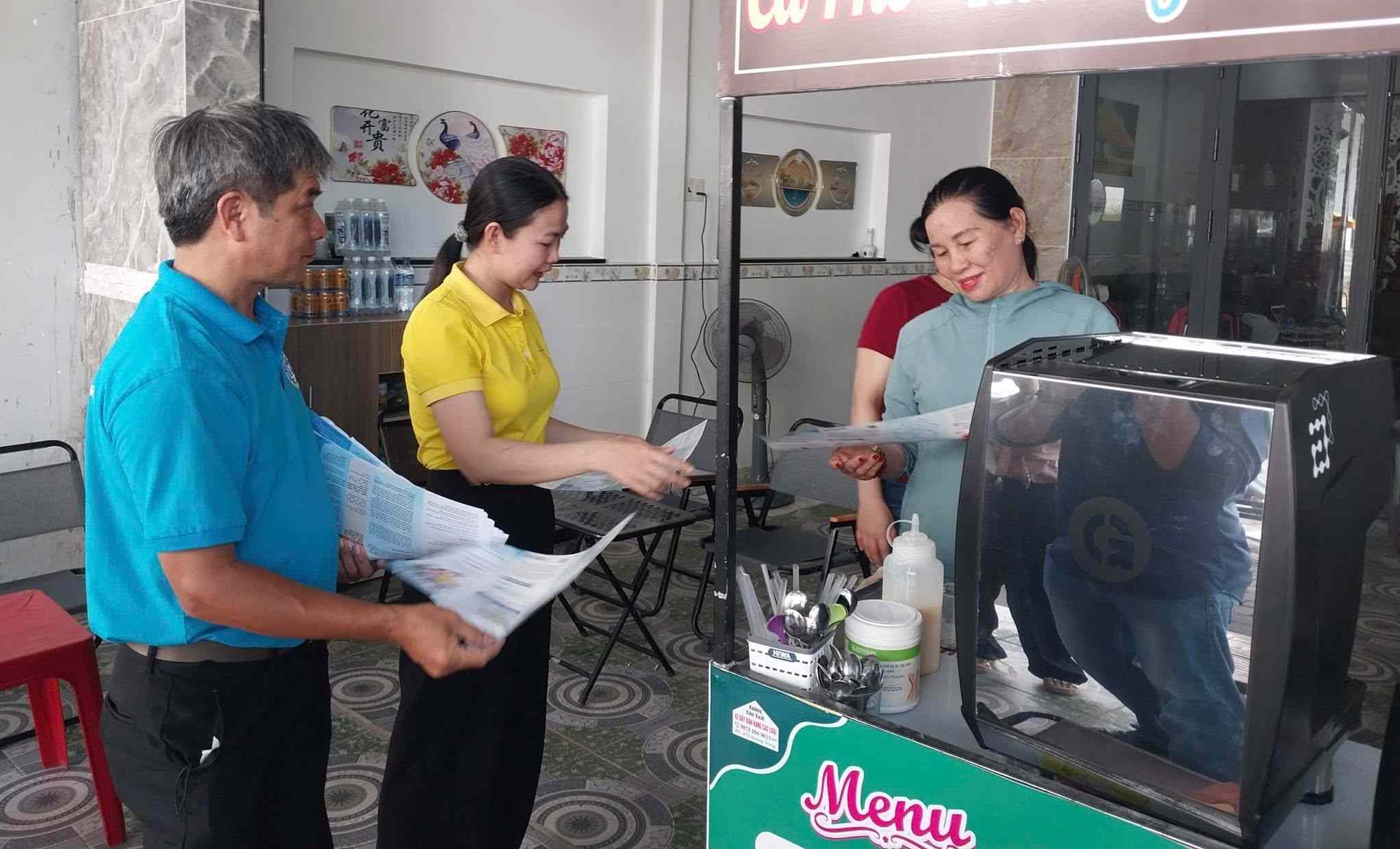 Cán bộ BHXH và nhân viên thu trực tiếp đến nhà người dân tư vấn về quyền lợi khi tham gia BHXH, BHYT. Ảnh: Bảo hiểm xã hội tỉnh Quảng Ngãi