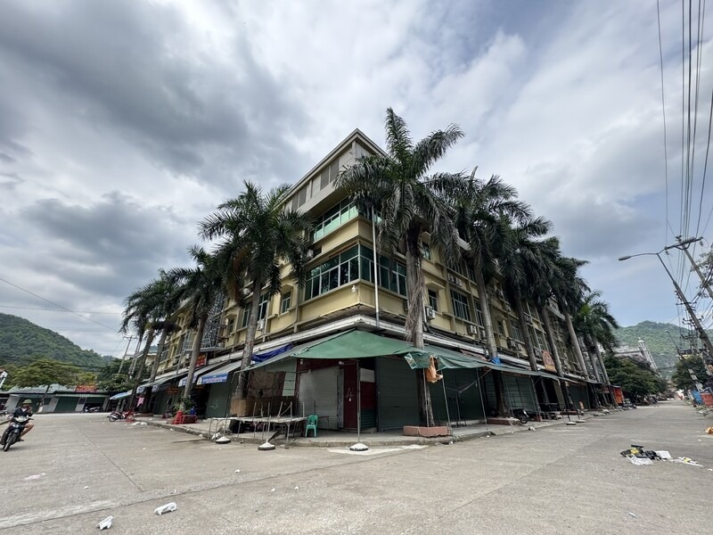 El área comercial del paso fronterizo de Tan Thanh no se ha desarrollado en consonancia con el potencial existente. Foto: Khanh Linh