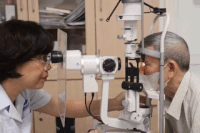 Doctors show how to protect eyes in hot sunny days