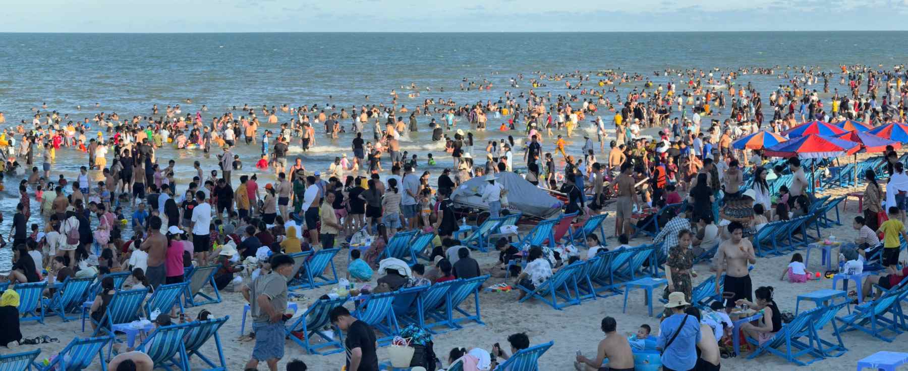 Biển êm, nhiều người thoải mái thư giãn, ngâm mình trong dòng nước mát. Ảnh: Thành An