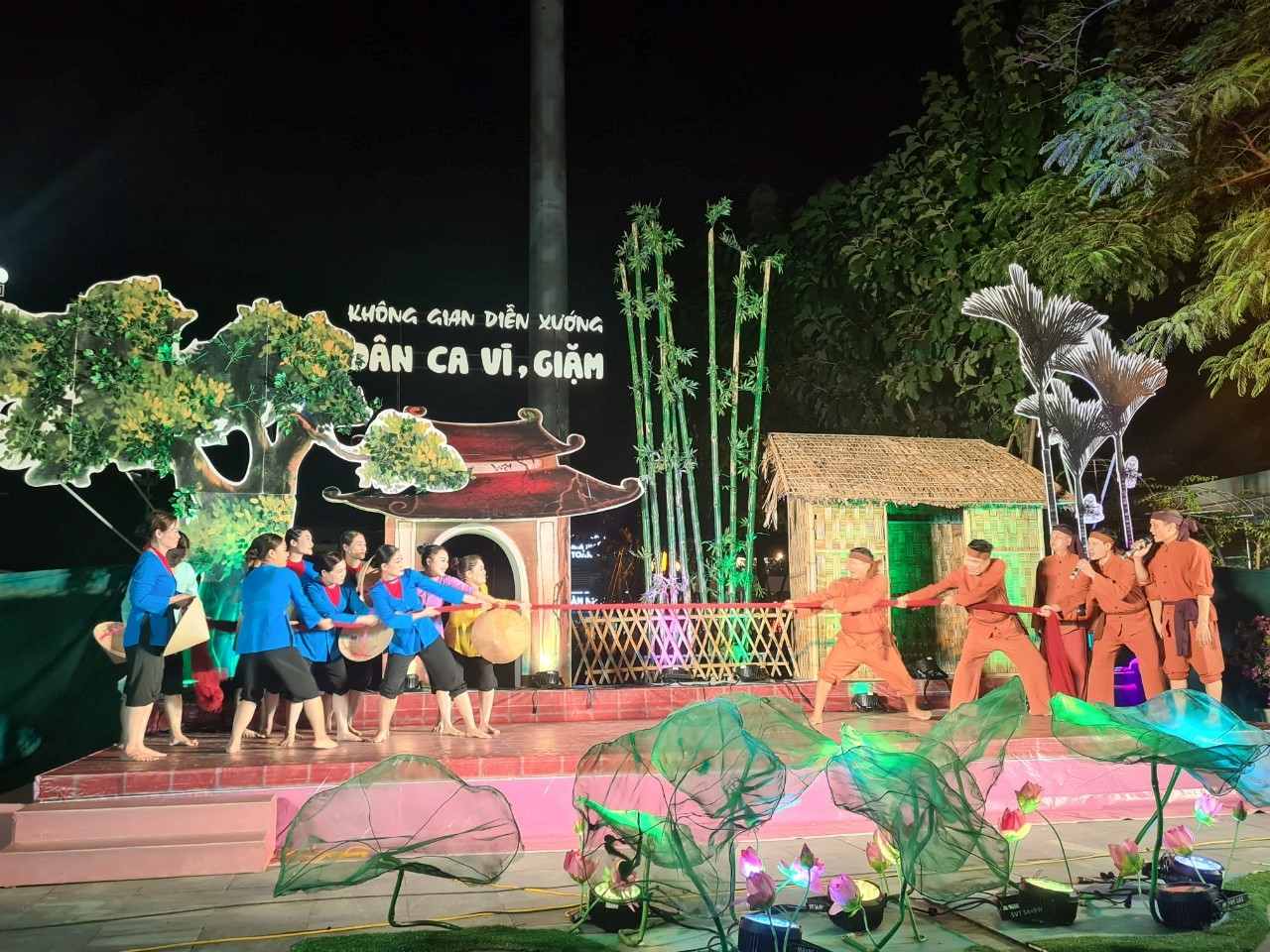 Diễn xướng dân ca Ví Giặm tại Quảng trường Hồ Chí Minh. Ảnh: Ngọc Anh