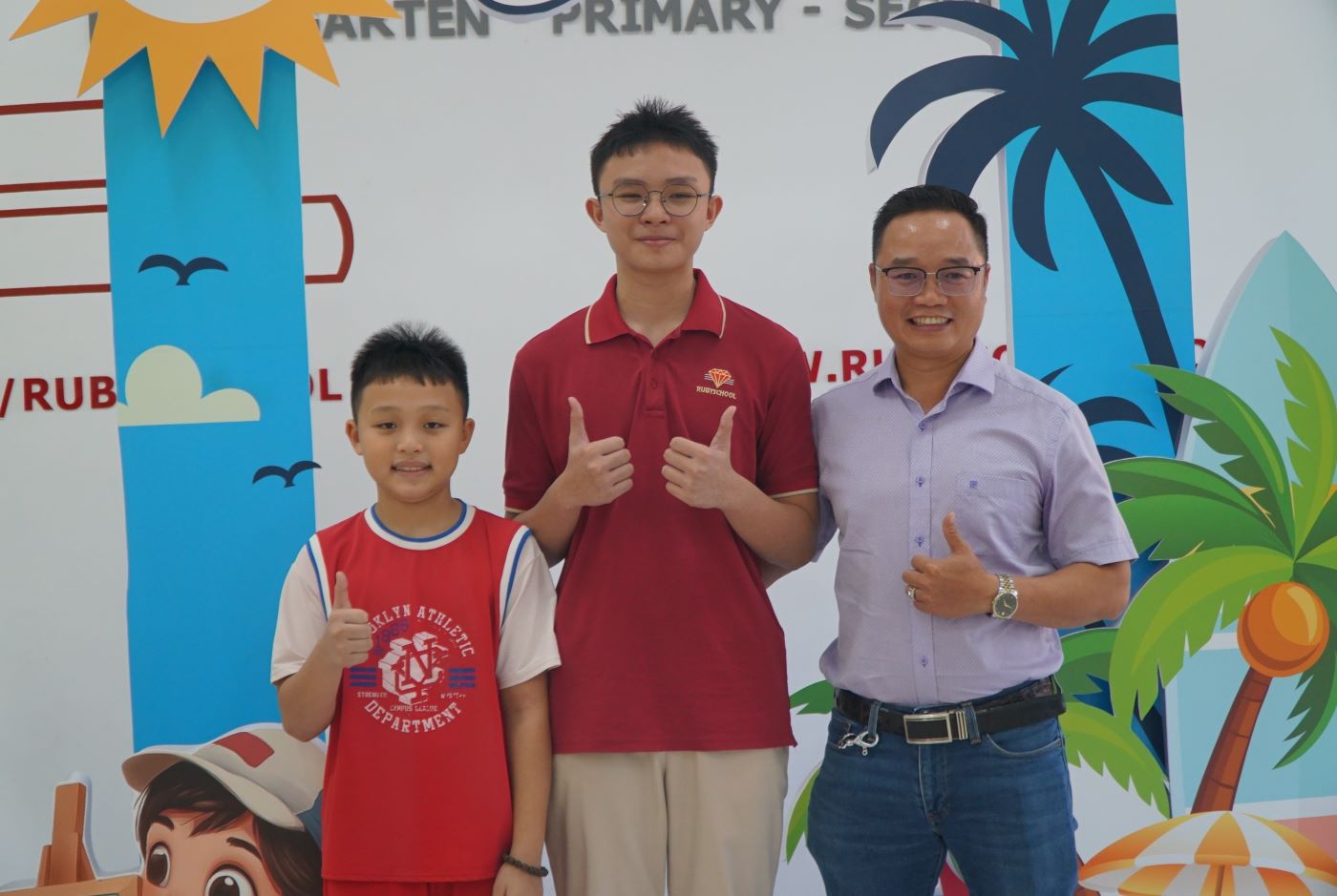 Em Nguyễn Đăng Phúc (giữa) cùng bố và em trai sau khi biết kết quả trở thành thủ khoa kỳ thi tuyển sinh lớp 10 công lập TPHCM năm 2026. Ảnh: Chân Phúc