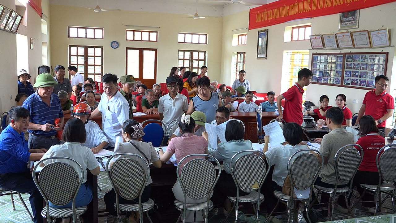 Households receive support money and project compensation. Photo: Nguyen Binh Khiem Commune