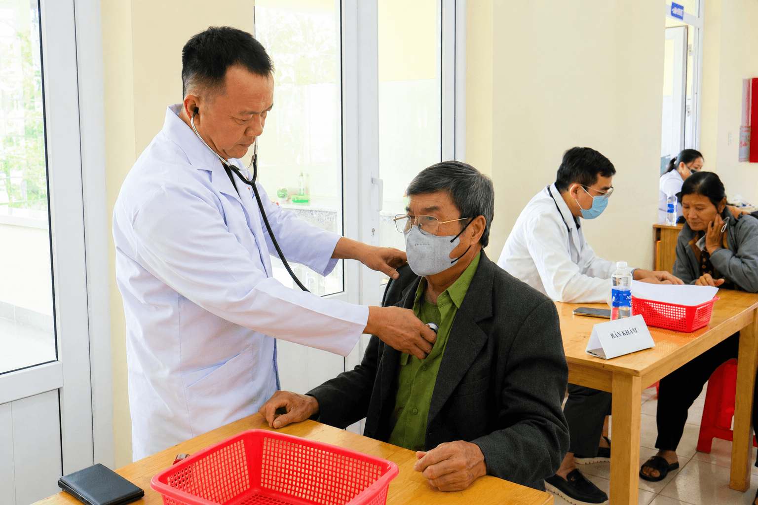 Khám bệnh, phát thuốc miễn phí cho người dân có hoàn cảnh khó khăn. Ảnh: Cao Biên