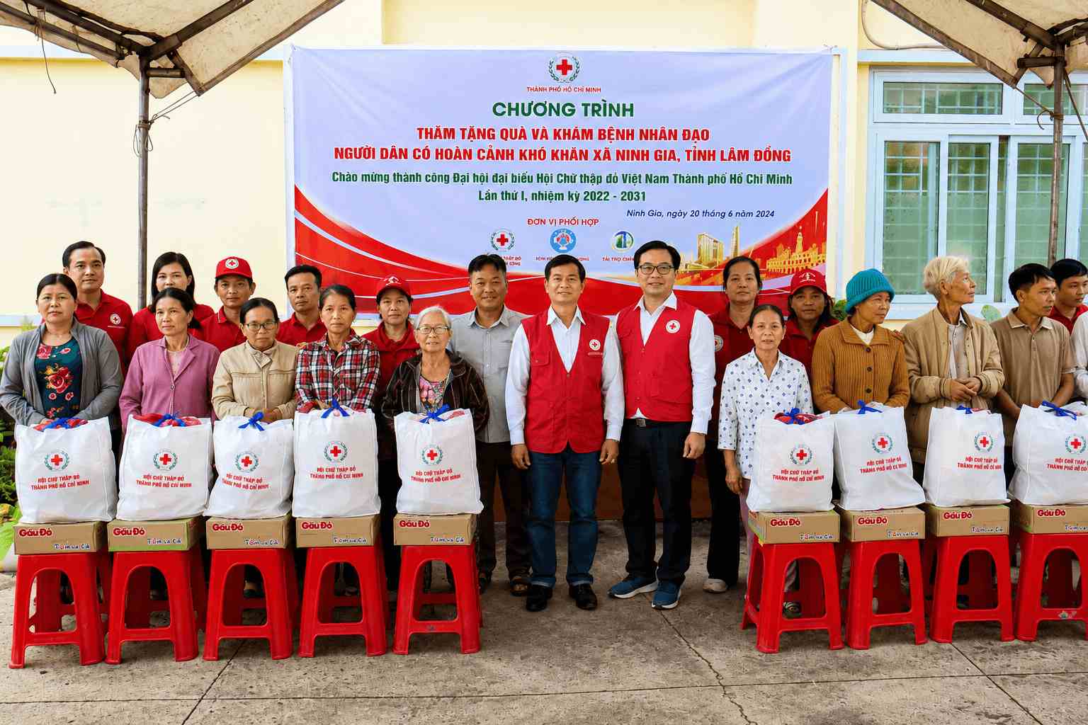 The organizers present gifts to people in difficult circumstances. Photo: Cao Bien