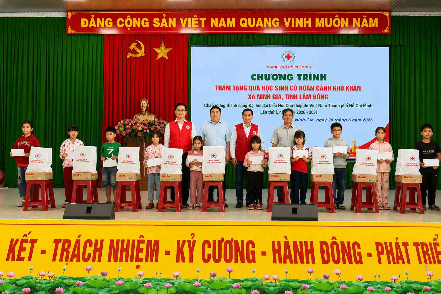 Ban tổ chức trao tặng quà cho học sinh có hoàn cảnh khó khăn. Ảnh: Cao Biên