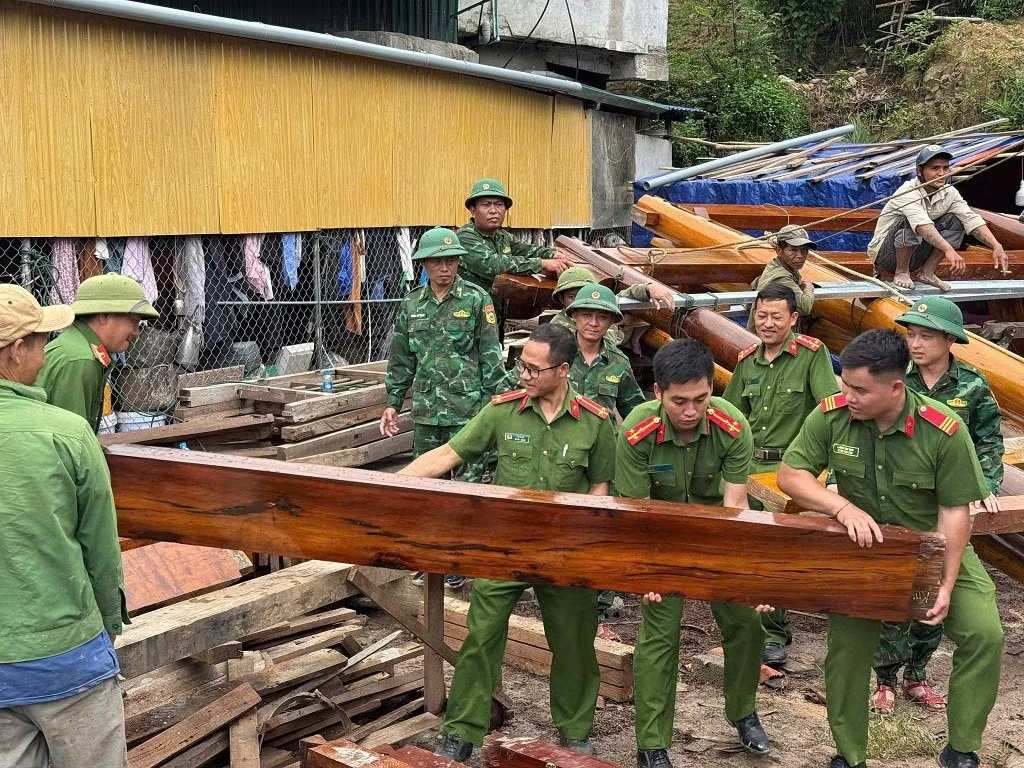 Keng Du Commune Police help people rebuild houses. Photo: Thuy Anh