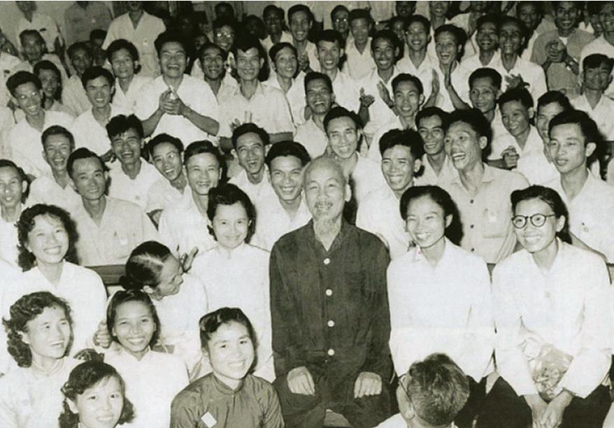 President Ho Chi Minh with delegates attending the 3rd National Congress of the Vietnam Journalists Association (March 1962). Photo: VNA