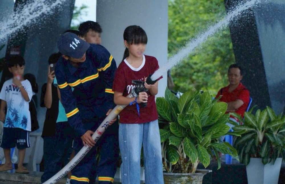 Các em tham gia thực hành nhận diện nguy cơ cháy nổ, xử lý các tình huống phát sinh khi xảy ra cháy, kỹ năng thoát hiểm an toàn và sử dụng bình chữa cháy đúng cách. Ảnh: LĐLĐ An Giang