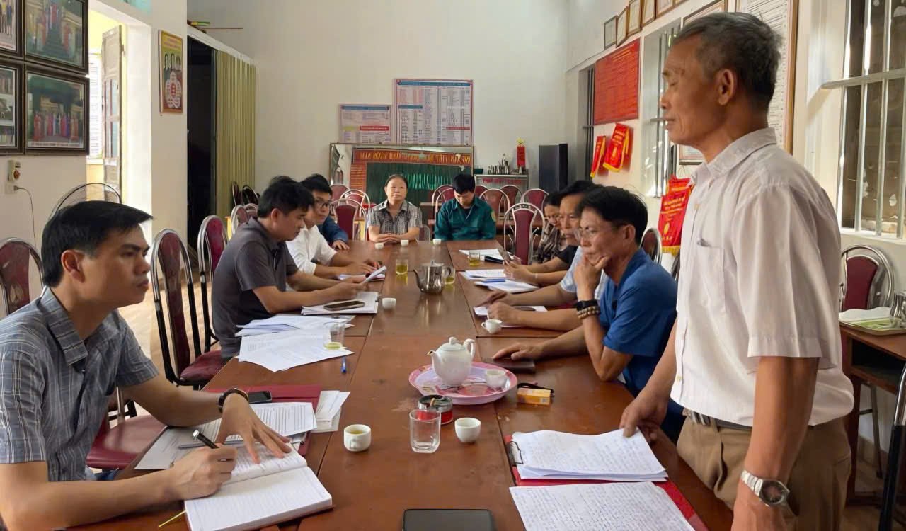 El Comité Popular de la comuna de Yen Khanh, provincia de Ninh Binh, organiza la obtención de opiniones de la gente sobre el plan para organizar y reorganizar las aldeas y grupos residenciales en la comuna. Foto: Dieu Anh