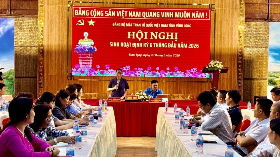 Ms. Nguyen Thi Hong Nhung - Member of the Standing Committee of Vinh Long Provincial Party Committee - spoke to direct the conference. Photo: Hoang Loc