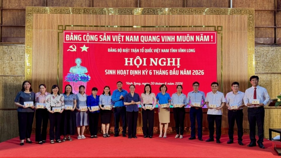 Lãnh đạo Đảng ủy MTTQ Việt Nam tỉnh tuyên dương các đảng viên tiêu biểu quý II.2026. Ảnh: Hoàng Lộc
