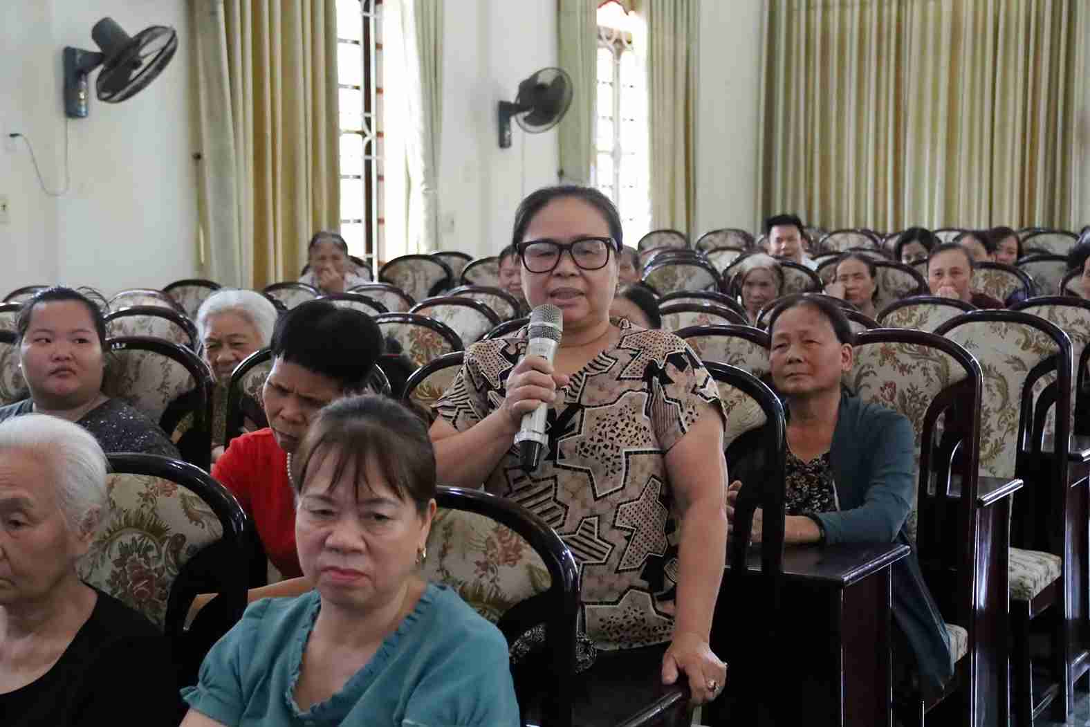 Representatives of households speak at the conference to deploy the new residential area project in Gia Loc. Photo: Gia Loc Commune