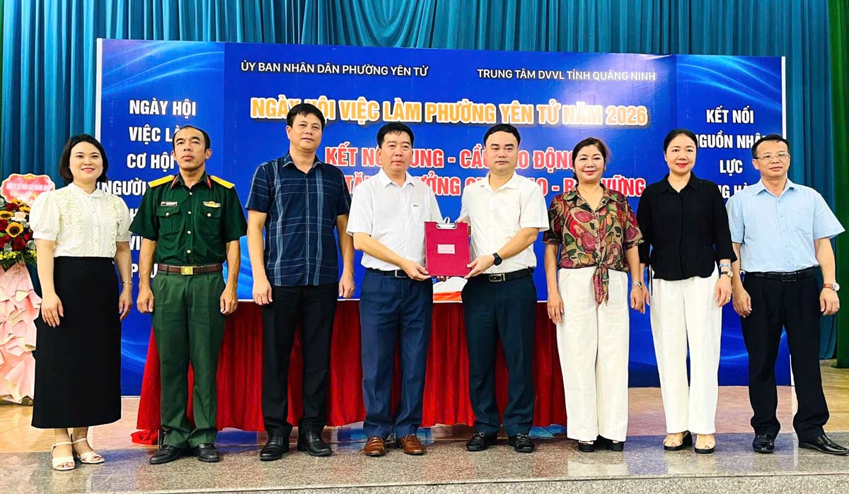 Yen Tu Ward People's Committee and Quang Ninh Provincial Employment Service Center have signed regulations on coordination in connecting labor supply and demand, consulting, and job introduction. Photo: Minh Thuan
