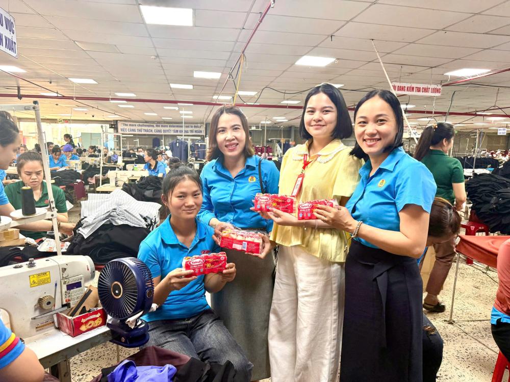 Ms. Lam Thi Vy - Chairwoman of Nam Phuoc Commune Trade Union (2nd from the left) presents gifts to support union members and workers in difficult circumstances. Photo: Nam Phuoc Trade Union