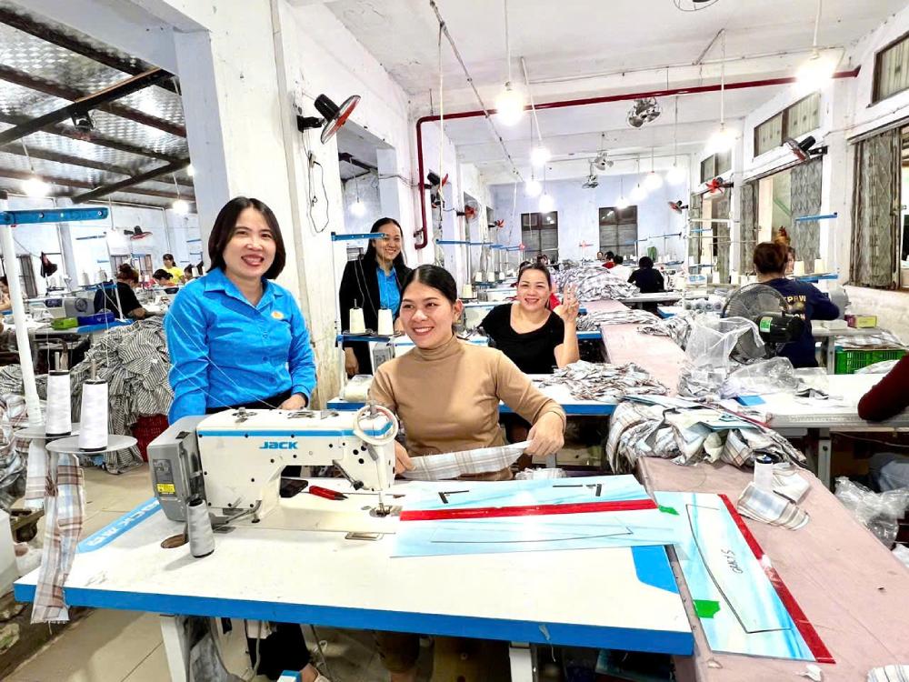 Lâm Thị Vỹ - Chủ tịch Công đoàn xã Nam Phước (trái) và công nhân lao động. Ảnh: Công đoàn Nam Phước
