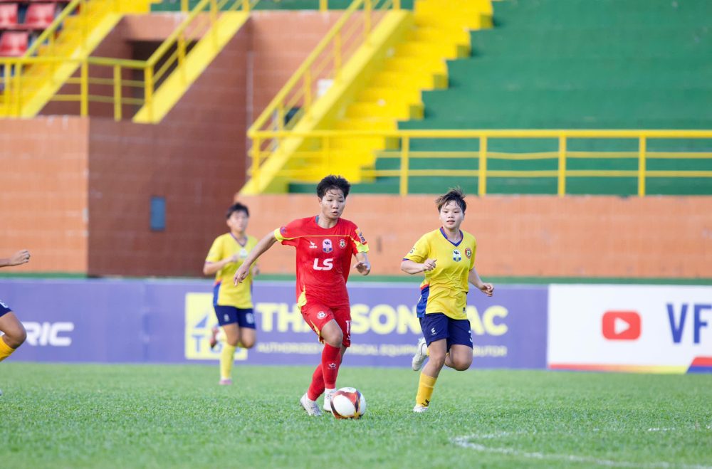 TPHCM I (red jersey) had a favorable start at the National Women's Football Championship - Thai Son Bac Cup 2026 with a 5-0 victory over TPHCM II. Photo: VFF