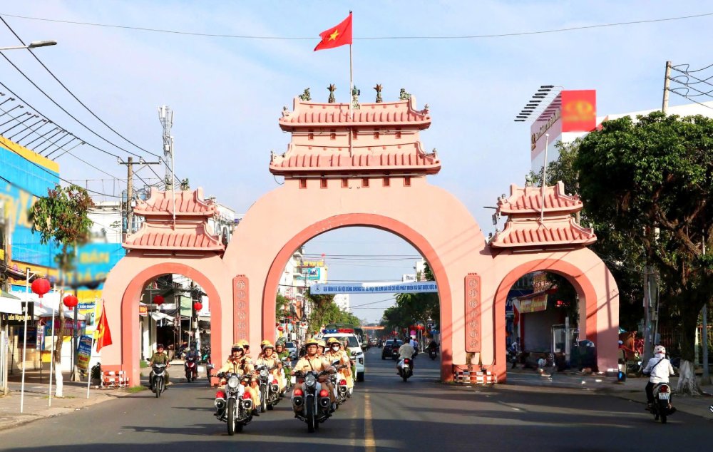 Traffic police forces organize patrols and inspections on key roads of Rach Gia ward. Photo: Tien Dung