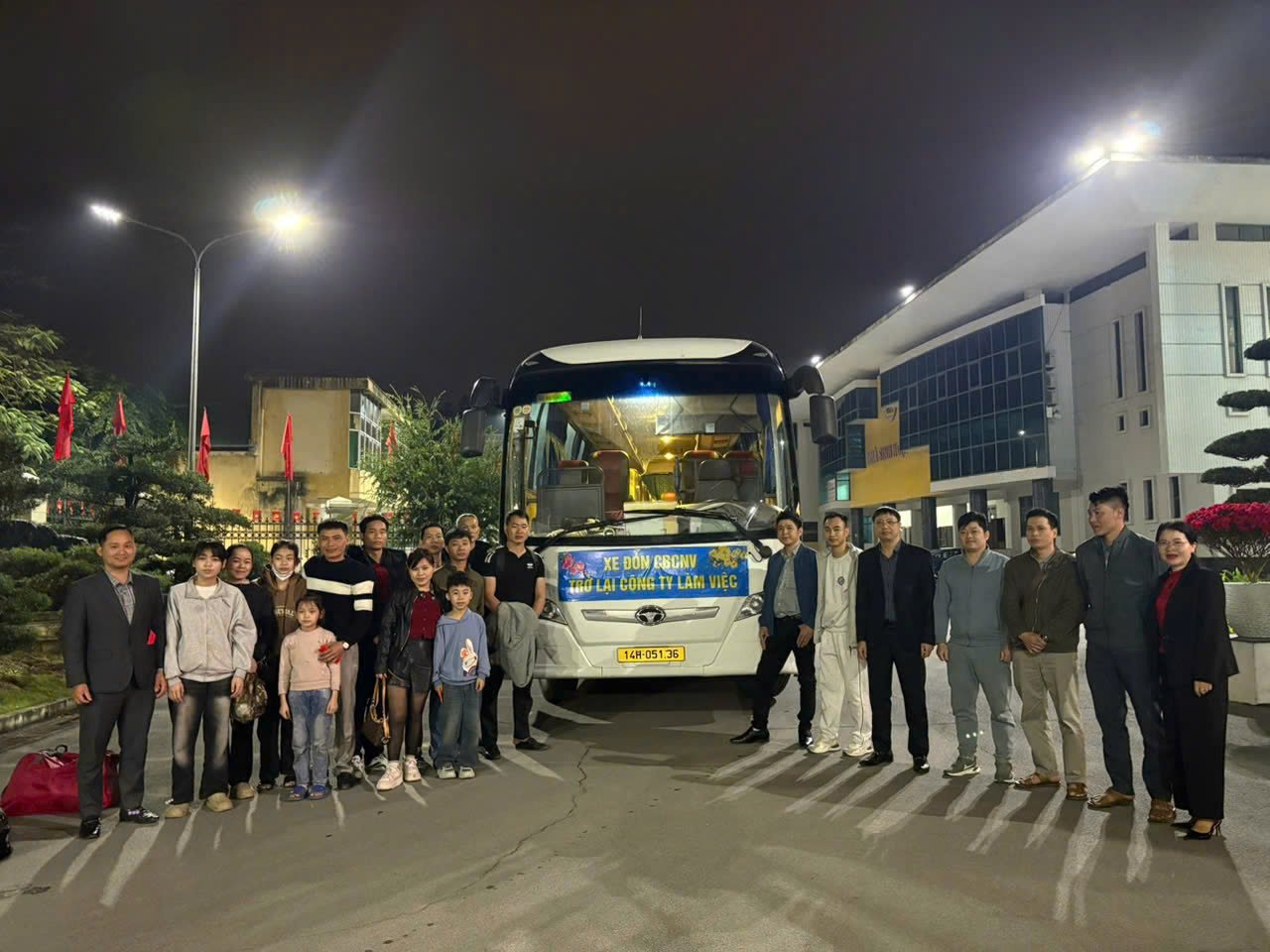 Công ty CP Than Hà Lầm tổ chức xe đón người lao động và gia đình từ quê ra Quảng Ninh sau kỳ nghỉ Tết. Ảnh: Công ty CP Than Hà Lầm   