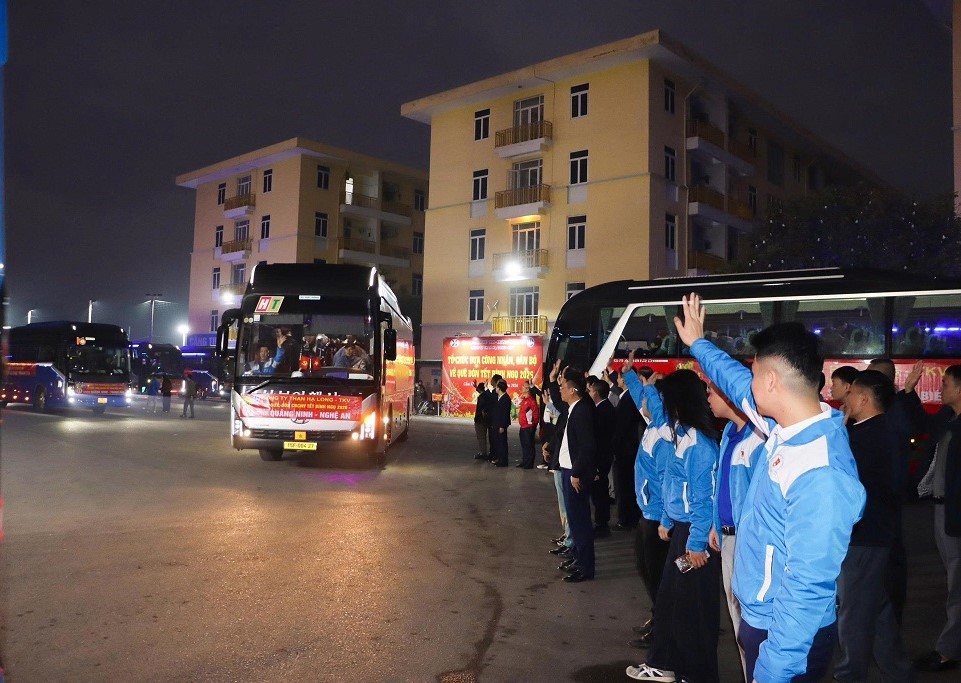 Cars taking officials, employees, and miners of Ha Long Coal Company back to their hometowns to celebrate the Binh Ngo Lunar New Year 2026. Photo: Ha Long Coal Company