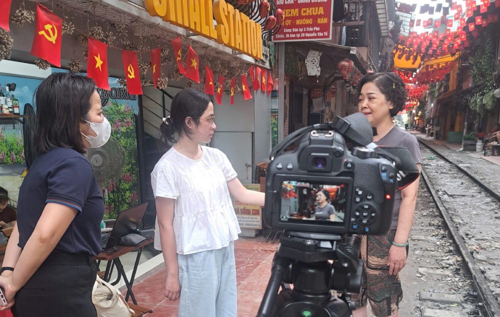 Ghi hình điểm nóng Cà phê đường tàu tại Hà Nội. Ảnh: Nguyễn Linh