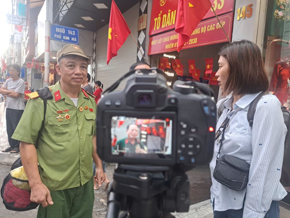 Phóng viên Cao Hạnh Thơm (bìa phải) tác nghiệp tại Đại lễ A80. Ảnh: Nguyễn Linh
