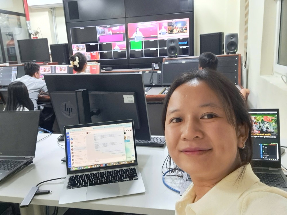 Reporter Nguyen Linh at the A80 Grand Celebration with extremely high work intensity and pressure. Photo: Nguyen Linh