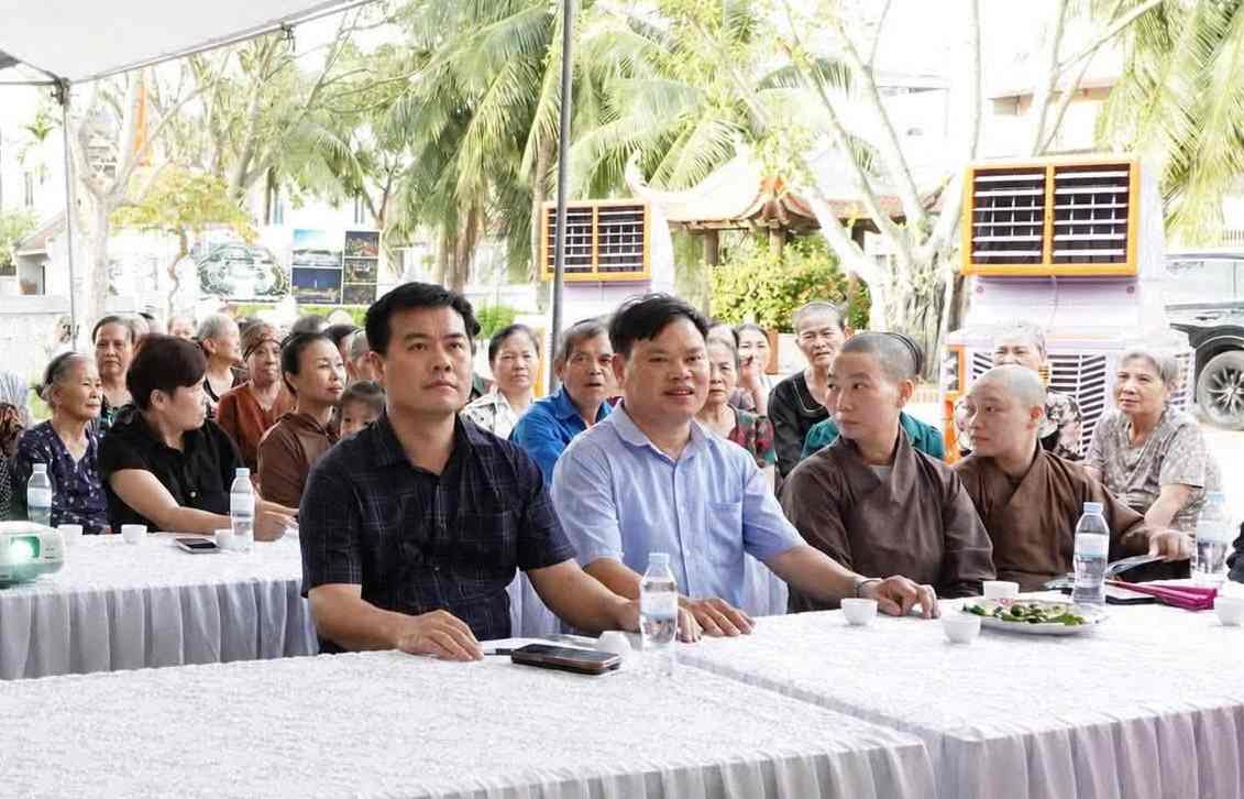 People in Van Noi village highly agree with the policy of building Van Noi Pagoda in a new location. Photo: Viet Tien Commune