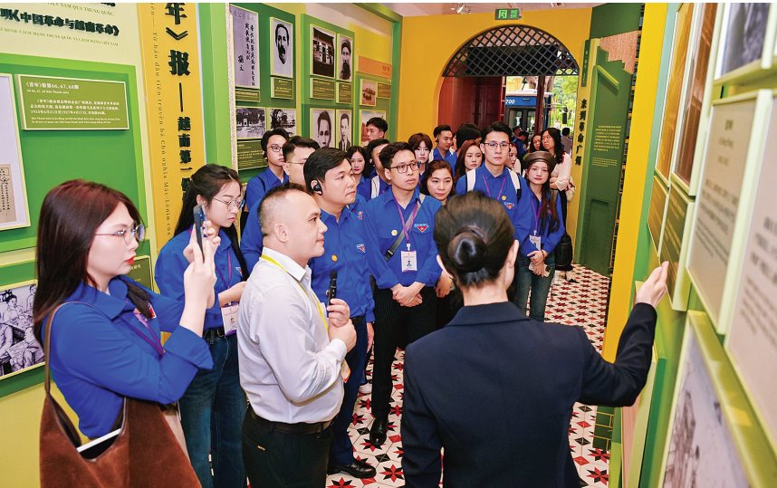 Imagen de la Unión de Jóvenes de Vietnam estudiando e investigando historia en la casa número 248-250 de la calle Van Minh, Guangzhou, China. Foto: MINH ANH