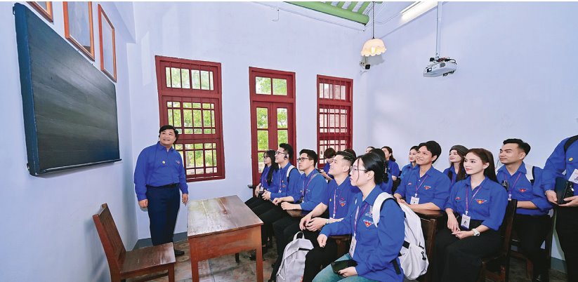 Đoàn Thanh niên Việt Nam nghe thuyết minh tại căn nhà số 248-250 đường Văn Minh, Quảng Châu, Trung Quốc. Ảnh: MINH ÁNH