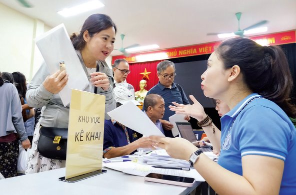 People carry out procedures for authorization to receive social insurance benefits. Photo: Luong Hanh