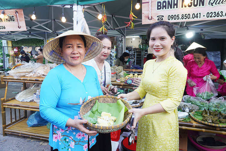 Các gian hàng tại Phiên chợ quê Hoà Vang, TP Đà Nẵng. Ảnh: Trần Thi