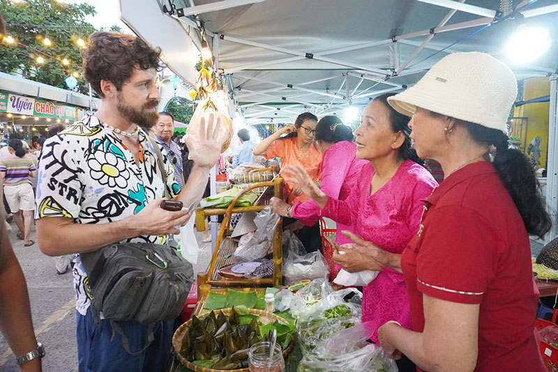 International tourists visit and shop for local agricultural products and specialties at Hoa Vang Country Fair. Photo: Tran Thi