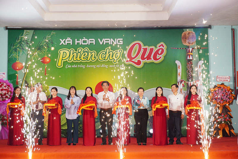 UBND xã Hòa Vang khai mạc Phiên chợ quê Hòa Vang với chủ đề “Của nhà trồng - Hương nội đồng - Sạch từ gốc“. Ảnh: Trần Thi