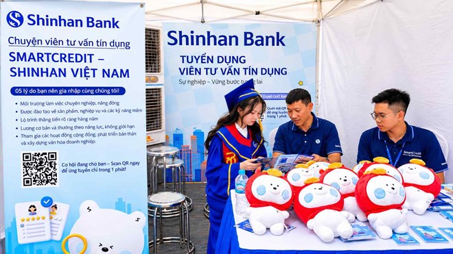 Tân cử nhân nghe tư vấn việc làm ngay trong khuôn khổ buổi lễ tốt nghiệp. Ảnh: Khánh An