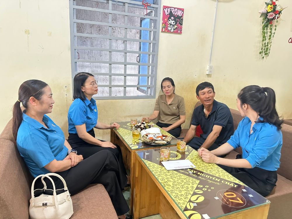 Thong Nhat Ward Trade Union visits and encourages Bien Ho Tea workers who suffered labor accidents. Photo: THANH TUAN