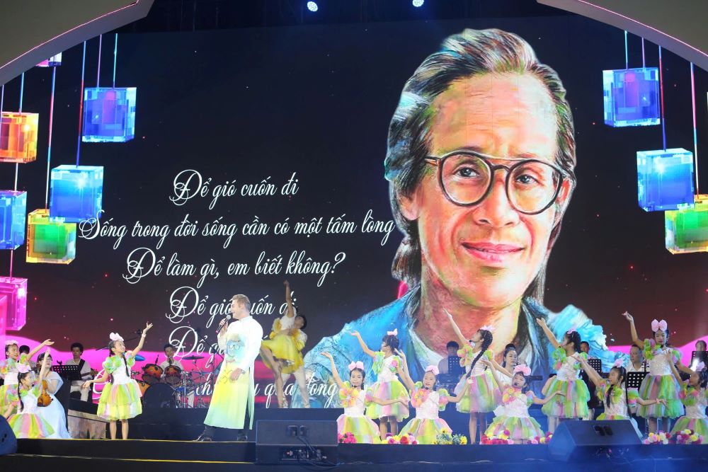 Trinh Cong Son's musical melodies echoed in the "Mother Legend" night, spreading the desire for peace to the community. Photo: Thanh Trung