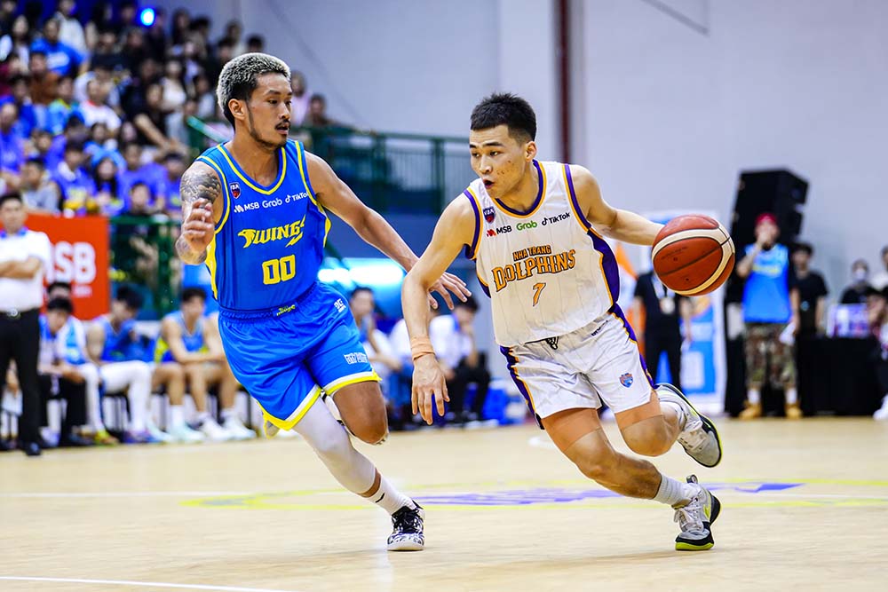 Nha Trang Dolphins (en blanc) bat Ho Chi Minh City Wings sur le score de 91-80 pour se hisser à la 4e place du classement VBA 2026. Photo: VBA